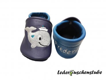 Lederpuschen dunkelblau-azur mit beiderseits Walmatrose grau-schwarz-weiß (Herz und Punkt azur) und an der Ferse Namen grau